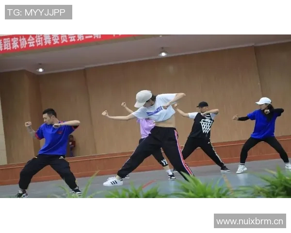 广州街舞队协作之道:探索团队配合与舞蹈艺术的完美融合 广州街舞队协作之道:探索团队配合与舞蹈艺术的完美融合